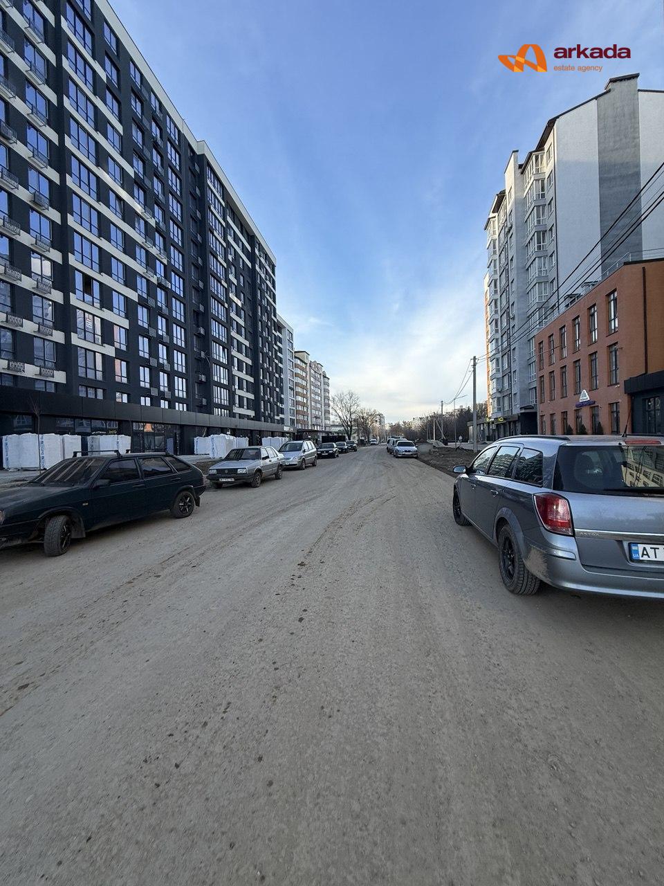 Продам  комерційне приміщення вільного призначення в офісному центрі формату open space на 3 поверсі з виходом а дах .