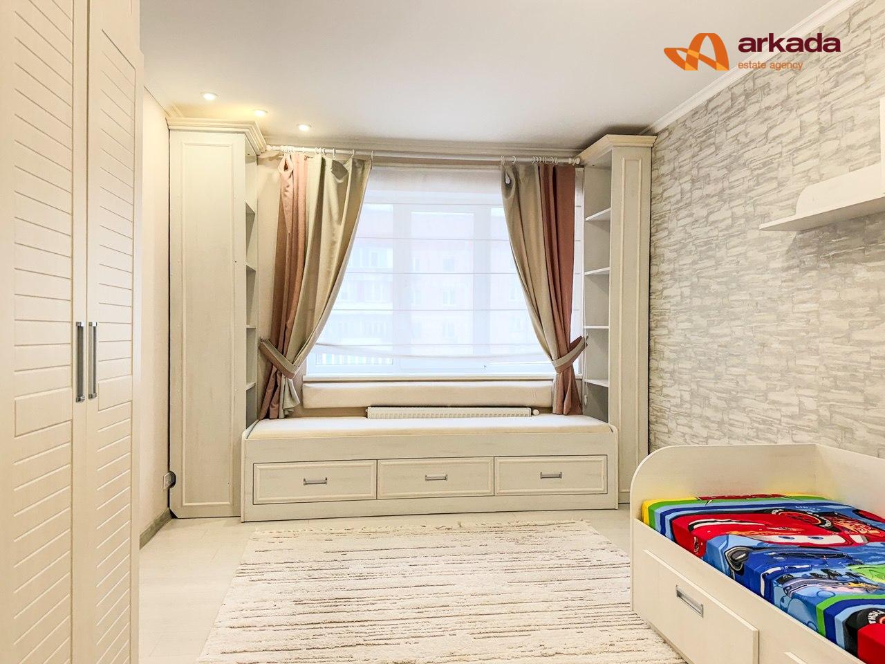 Продаж 4-кімнатної видової квартири, 108 м², район Довженка 1240 $ м2 в обжитій новобудові з закритим двором .