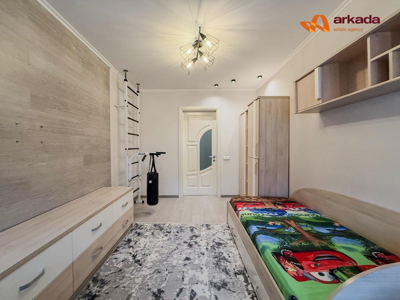 Продаж 4-кімнатної видової квартири, 108 м², район Довженка 1240 $ м2 в обжитій новобудові з закритим двором .