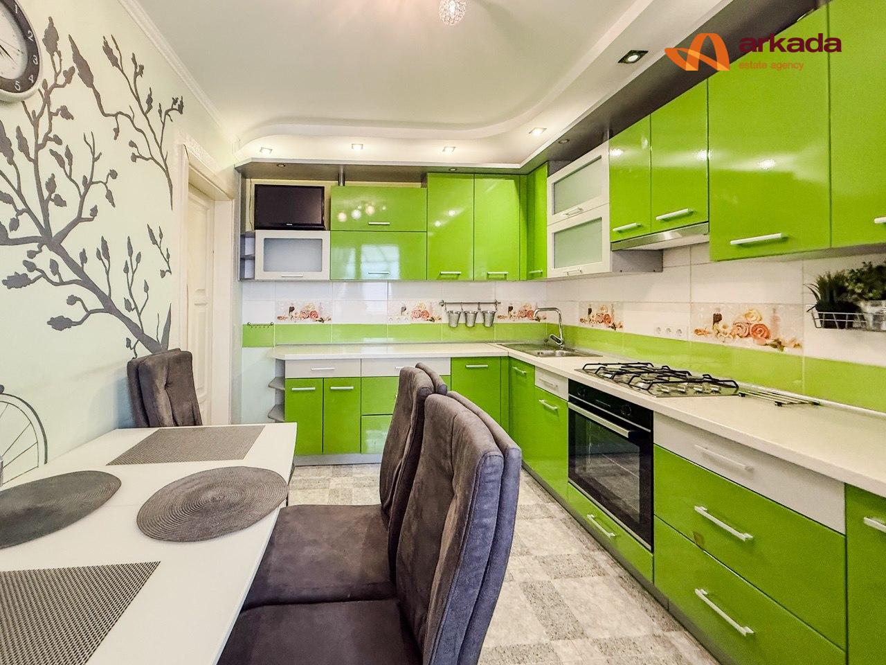 Продаж 4-кімнатної видової квартири, 108 м², район Довженка 1240 $ м2 в обжитій новобудові з закритим двором .