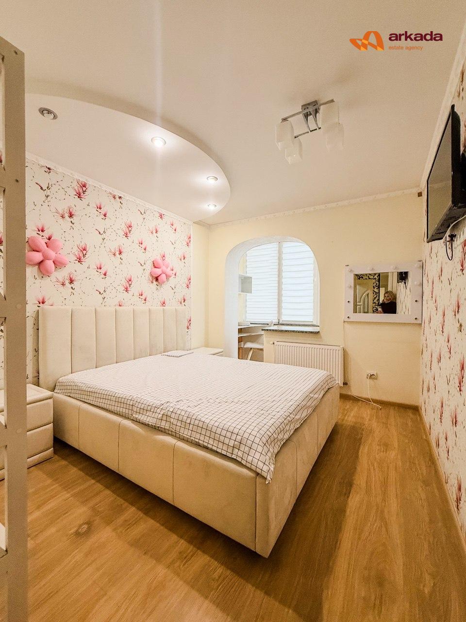 Продаж 4-кімнатної видової квартири, 108 м², район Довженка 1240 $ м2 в обжитій новобудові з закритим двором .