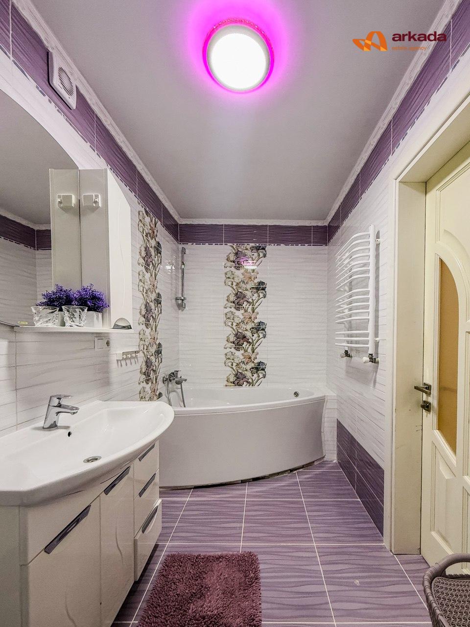 Продаж 4-кімнатної видової квартири, 108 м², район Довженка 1240 $ м2 в обжитій новобудові з закритим двором .