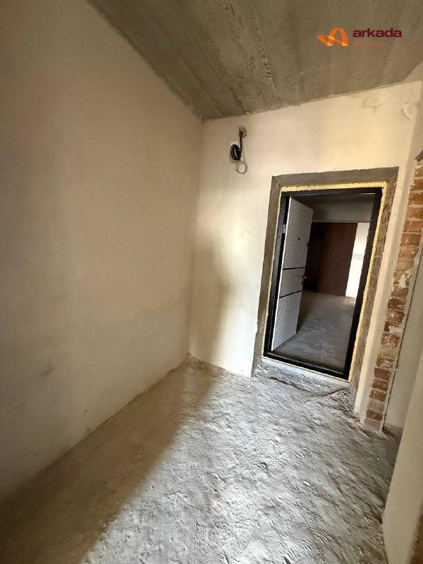 Трикімнатна квартира біля міського озера.