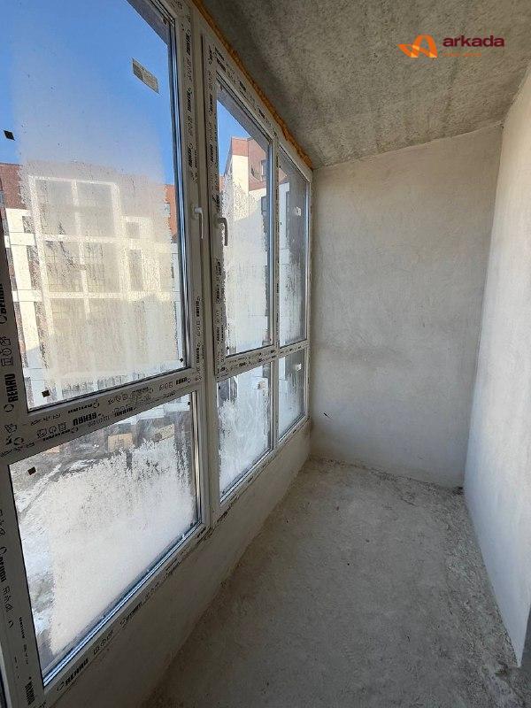 Трикімнатна квартира біля міського озера.