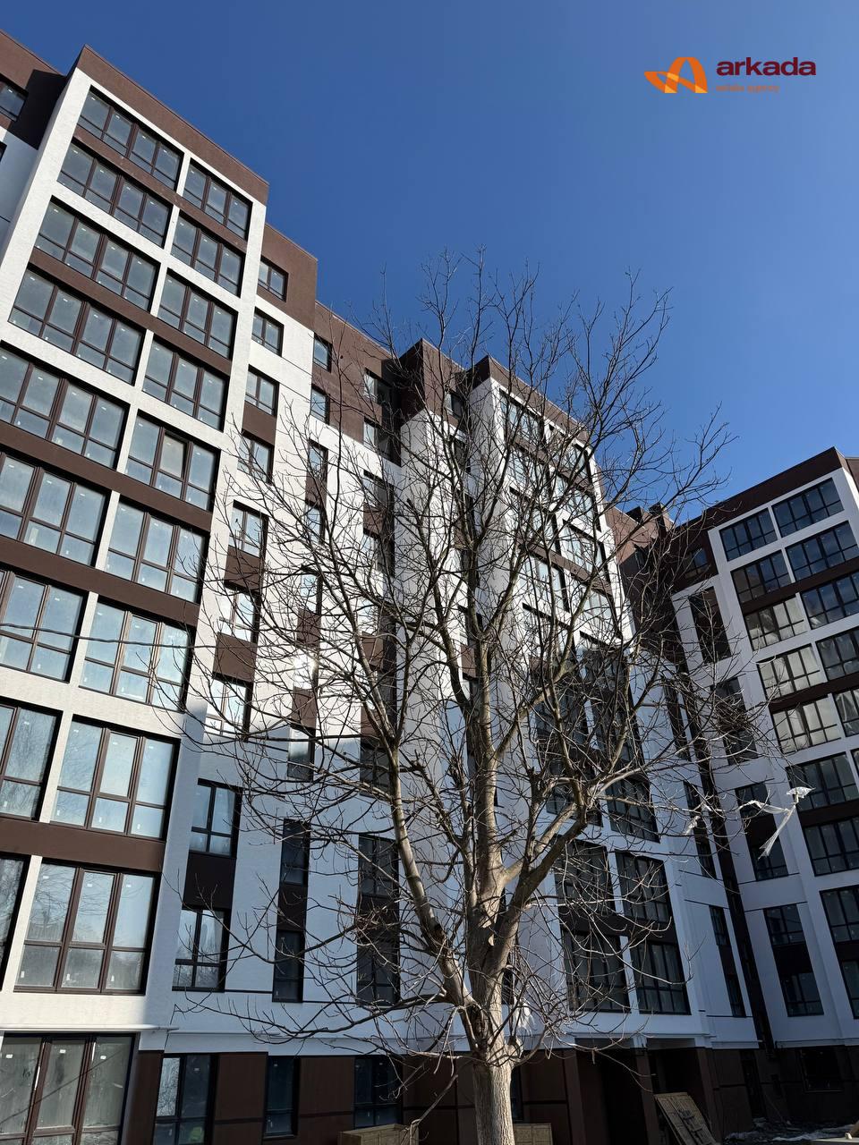 Трикімнатна квартира біля міського озера.