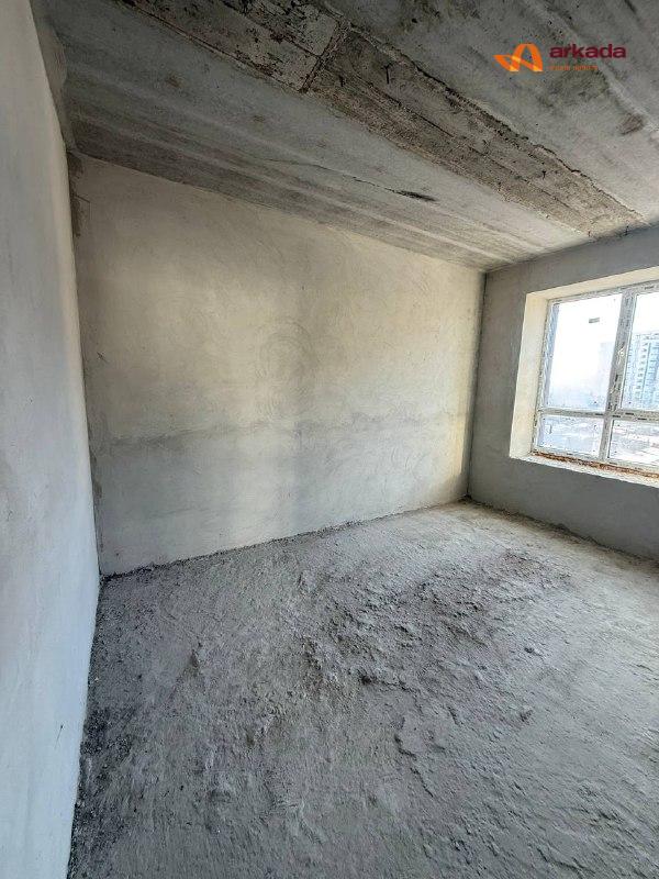 Трикімнатна квартира біля міського озера.