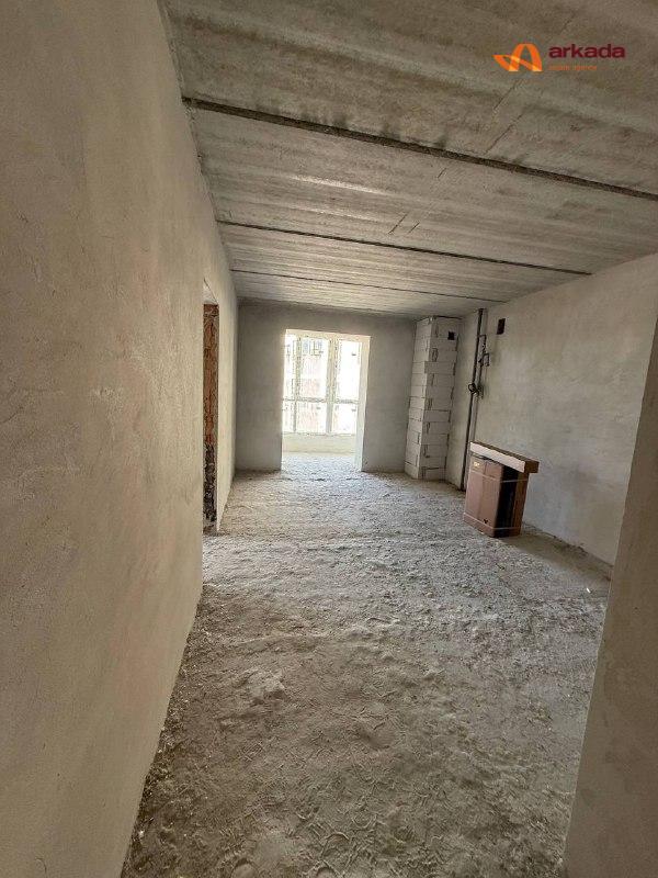 Трикімнатна квартира біля міського озера.