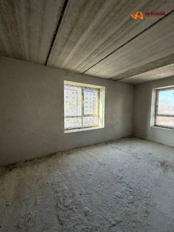 Трикімнатна квартира біля міського озера.