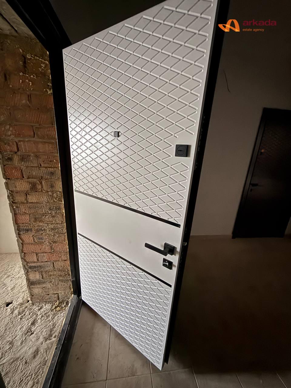 Трикімнатна квартира біля міського озера.