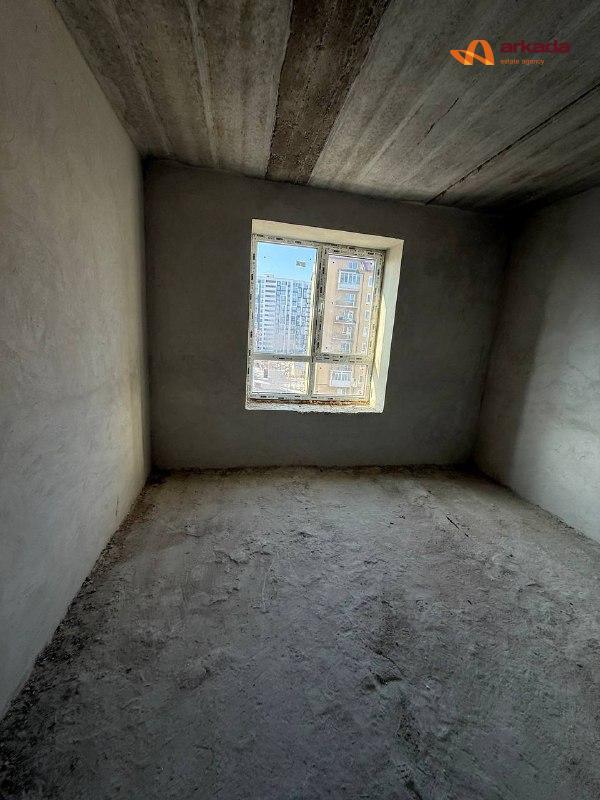 Трикімнатна квартира біля міського озера.