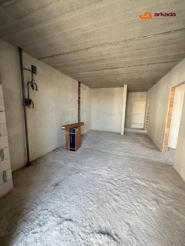 Трикімнатна квартира біля міського озера.