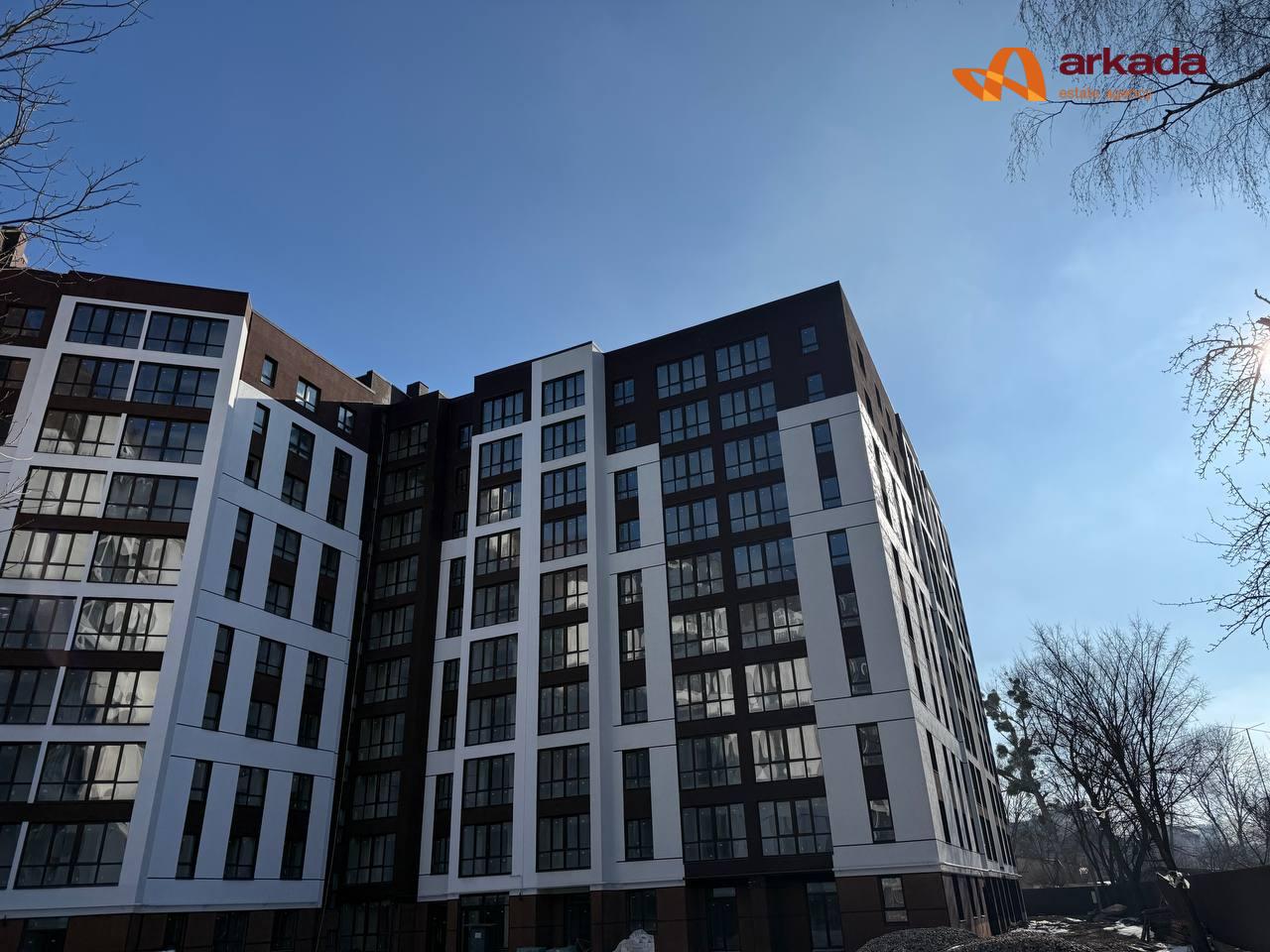 Трикімнатна квартира біля міського озера.