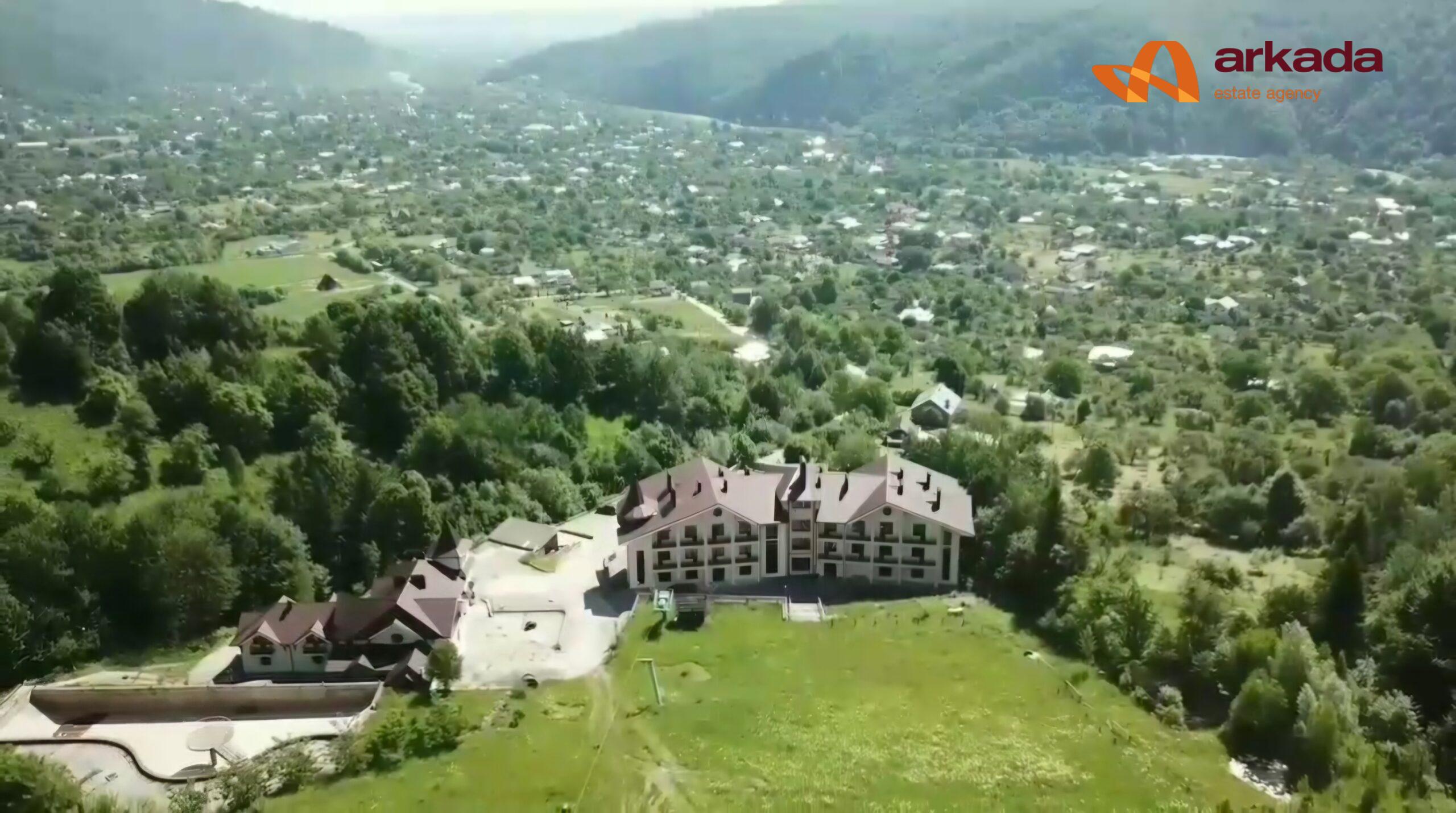 Продається готельно-ресторанний комплекс, який знаходиться в Карпатах