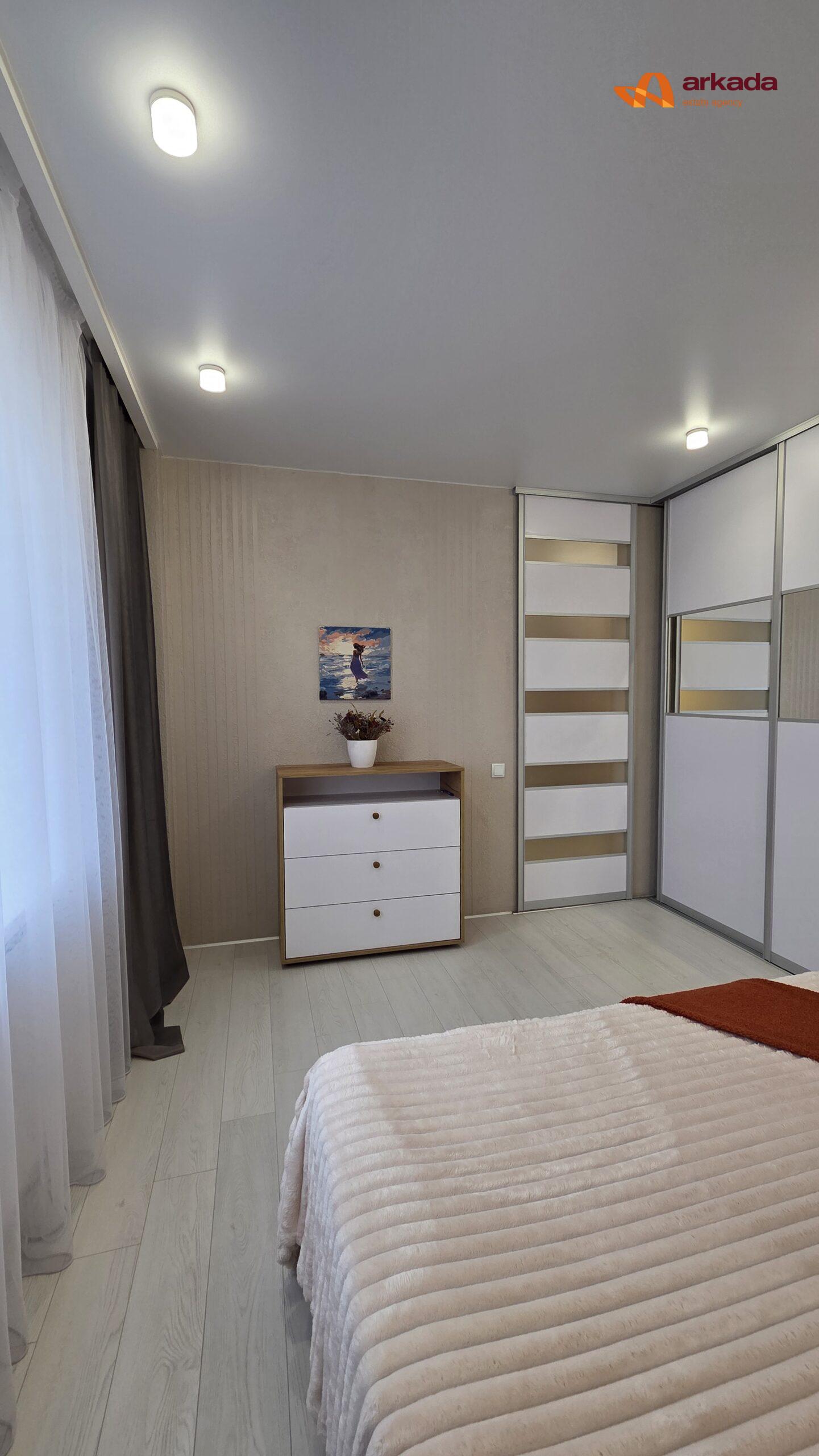 Двокімнатна квартира з кухнею-студією