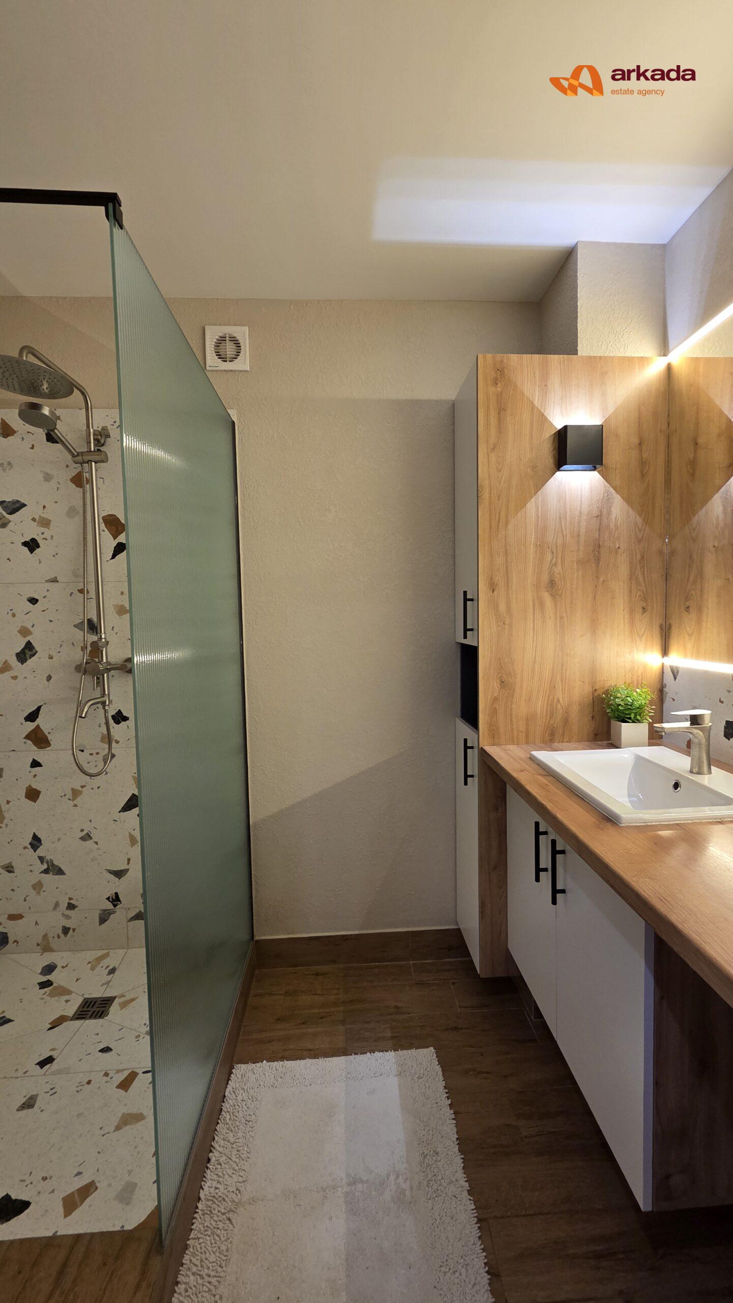 Двокімнатна квартира з кухнею-студією