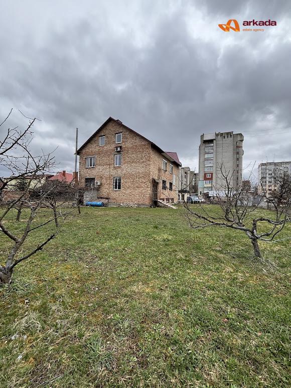 Продаю комерційне приміщення 4 поверхи. 672м2.