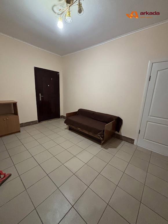 Продаю комерційне приміщення 4 поверхи. 672м2.
