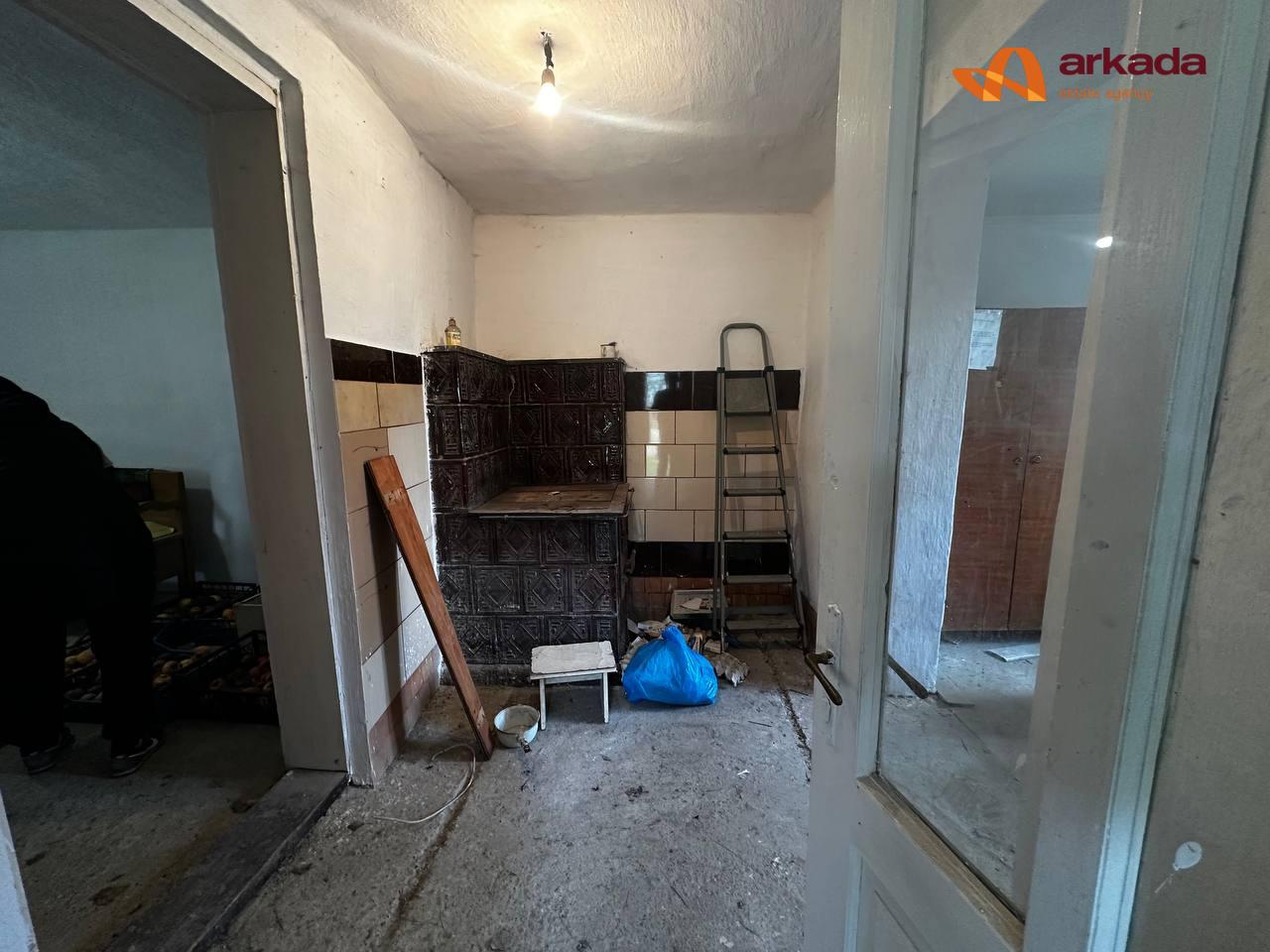 ПРОДАЖ будинку з земельною ділянкою в центрі Єзуполя.