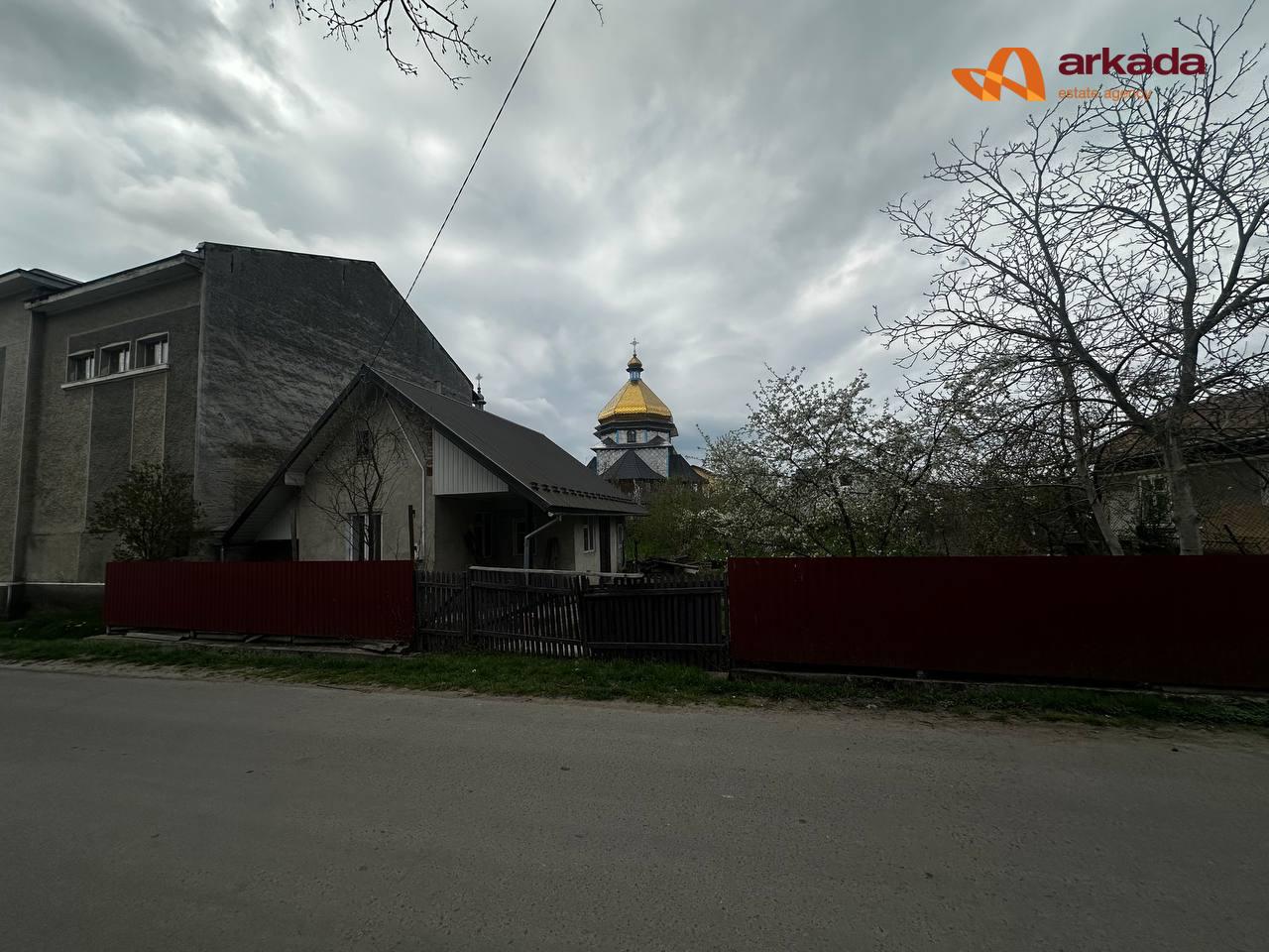 ПРОДАЖ будинку з земельною ділянкою в центрі Єзуполя.