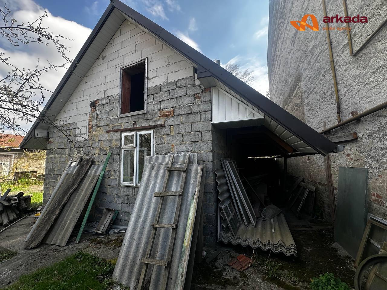 ПРОДАЖ будинку з земельною ділянкою в центрі Єзуполя.