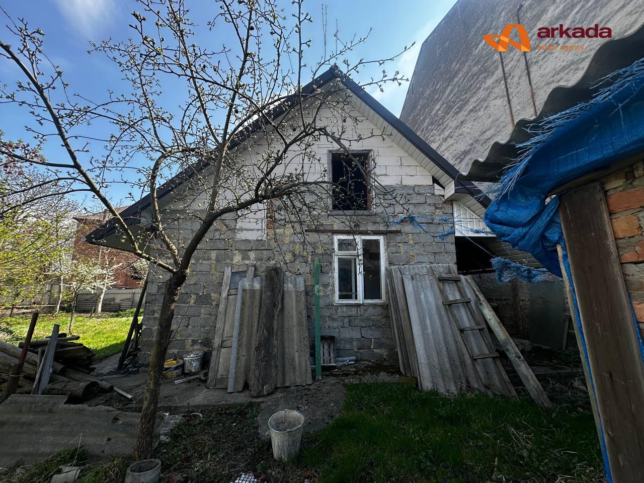 ПРОДАЖ будинку з земельною ділянкою в центрі Єзуполя.