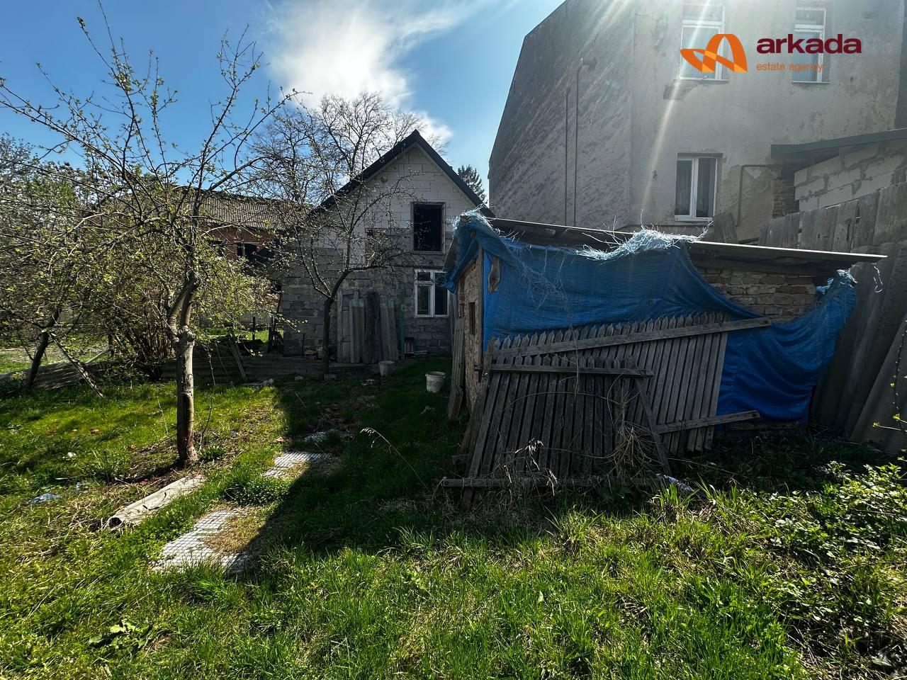 ПРОДАЖ будинку з земельною ділянкою в центрі Єзуполя.