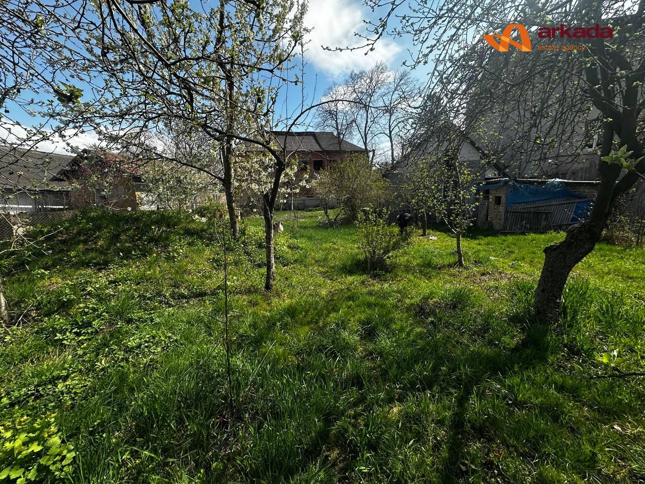 ПРОДАЖ будинку з земельною ділянкою в центрі Єзуполя.