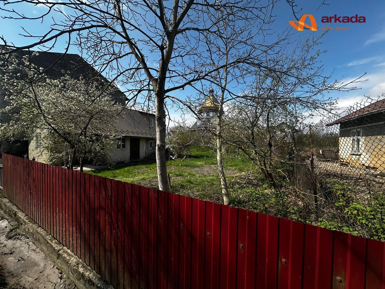 ПРОДАЖ будинку з земельною ділянкою в центрі Єзуполя.