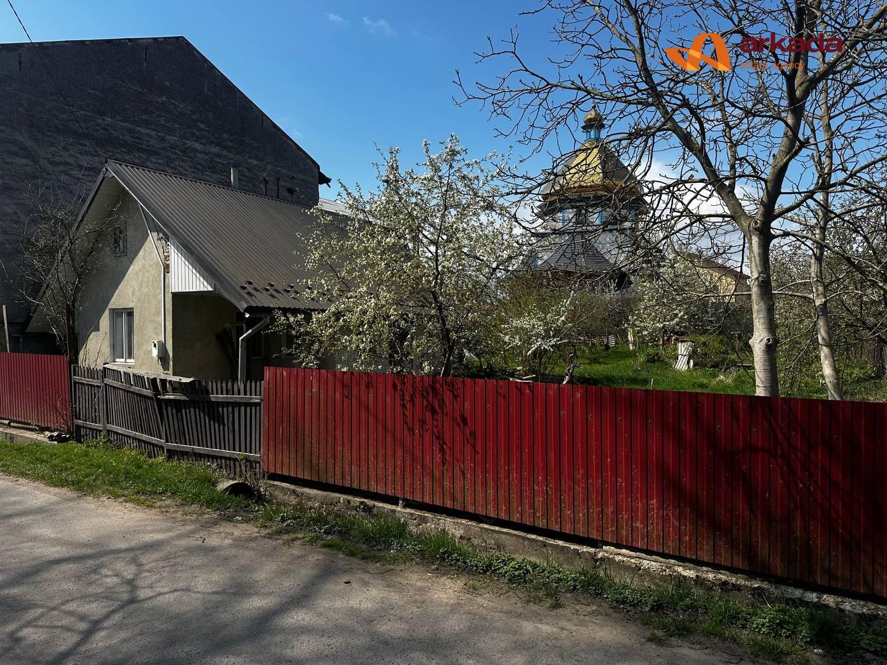 ПРОДАЖ будинку з земельною ділянкою в центрі Єзуполя.