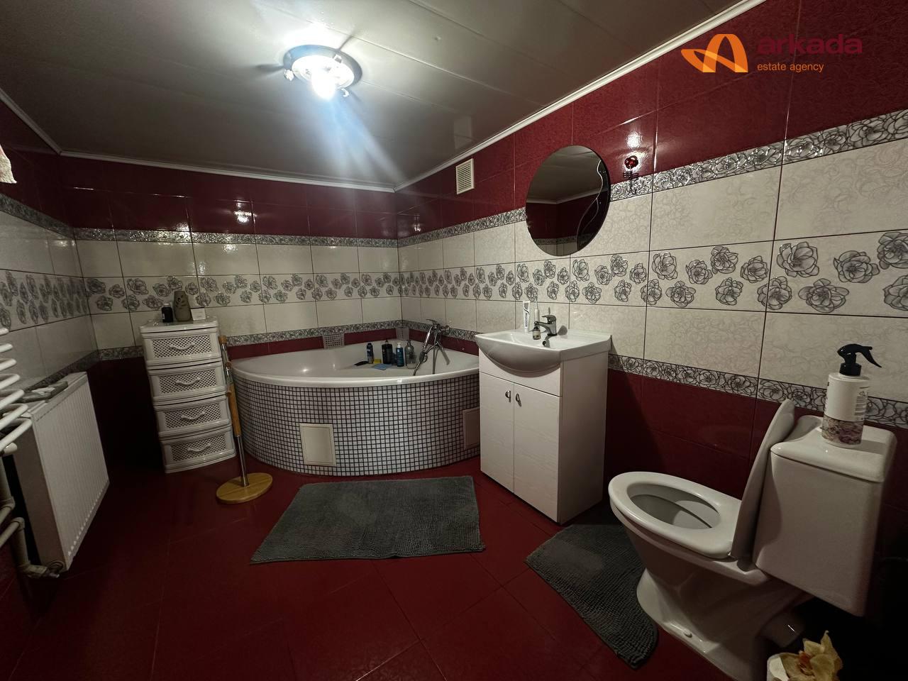 ПРОДАМ особняк з власною земельною ділянкою Центр міста.