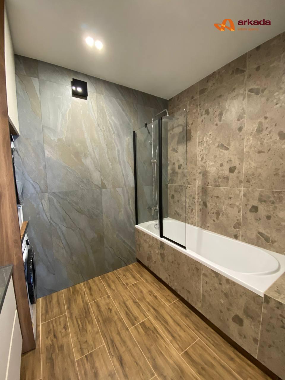 Готова 2 кім. квартира +кухня-студія Вул.Незалежності ! Євроремонт 3-Поверх