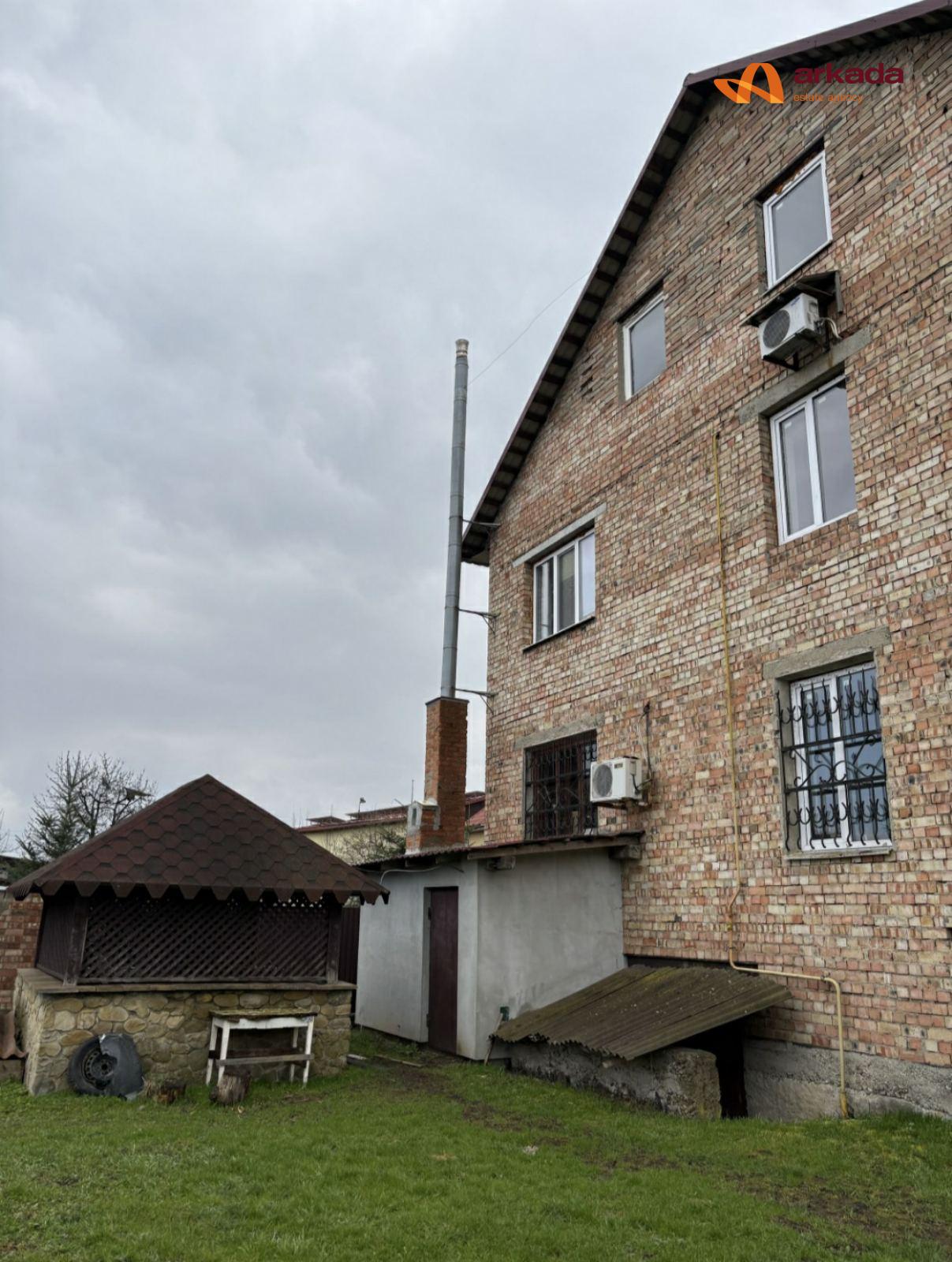 Продаю комерційне приміщення 4 поверхи. 672м2.