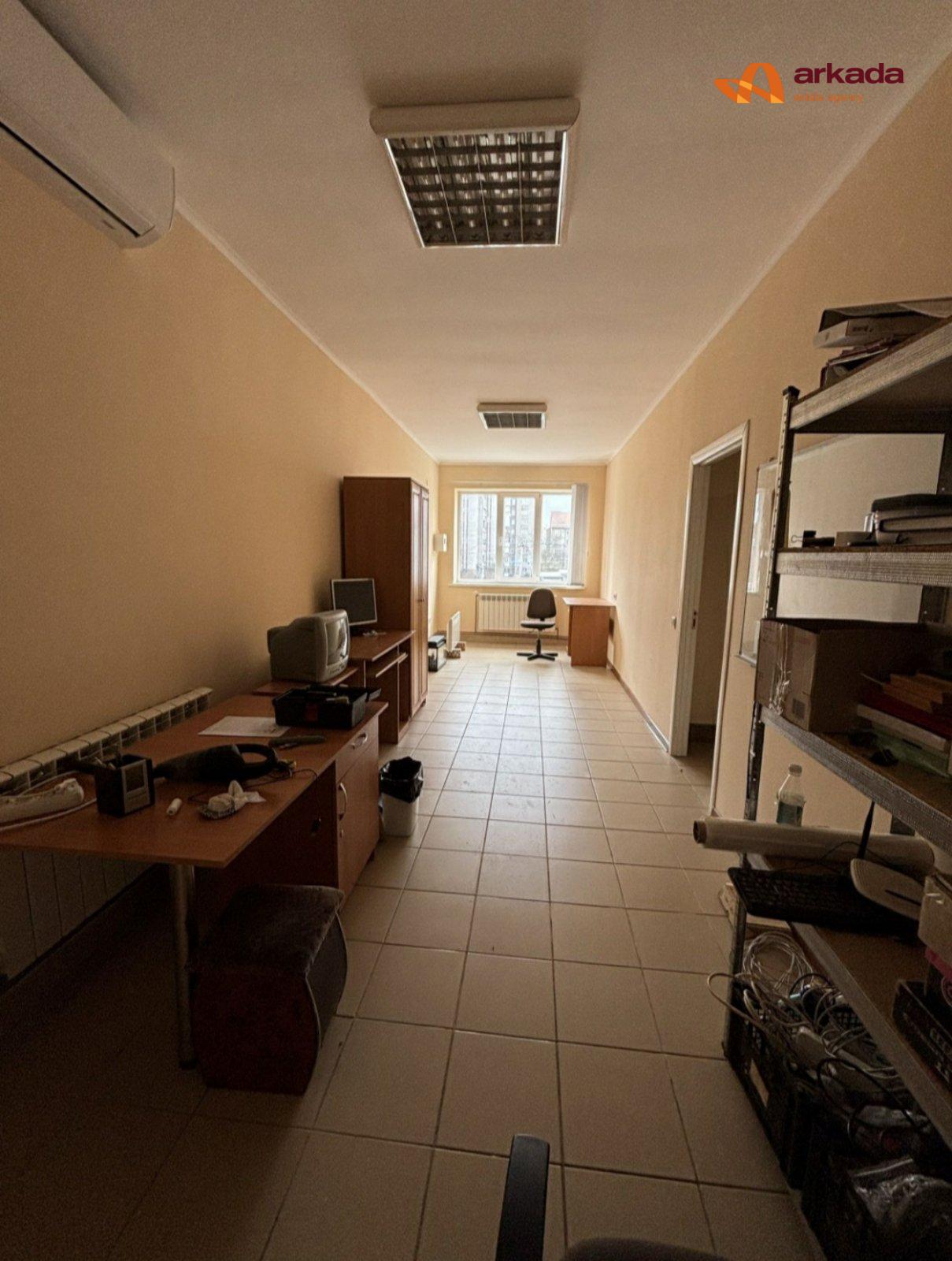 Продаю комерційне приміщення 4 поверхи. 672м2.
