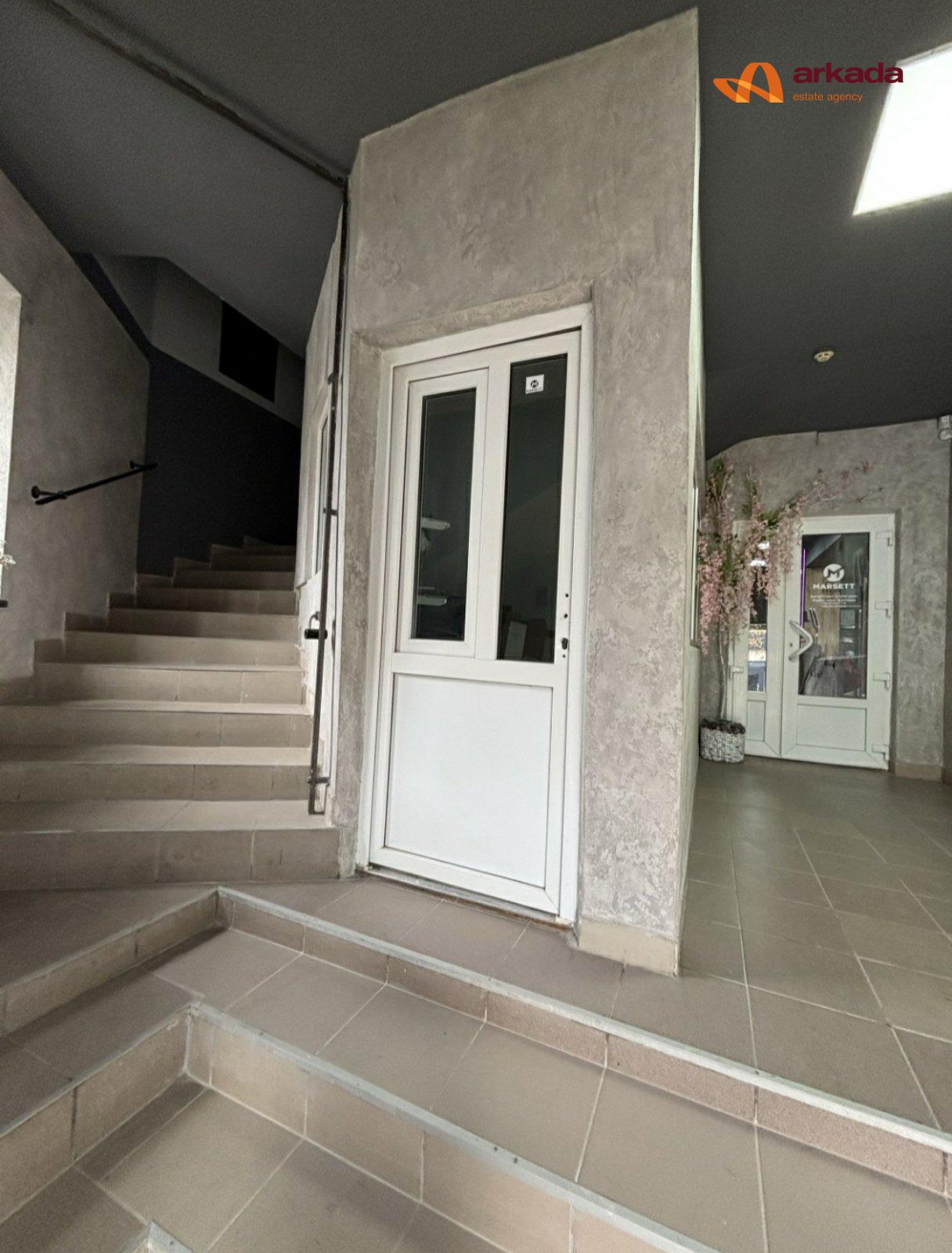 Продаю комерційне приміщення 4 поверхи. 672м2.