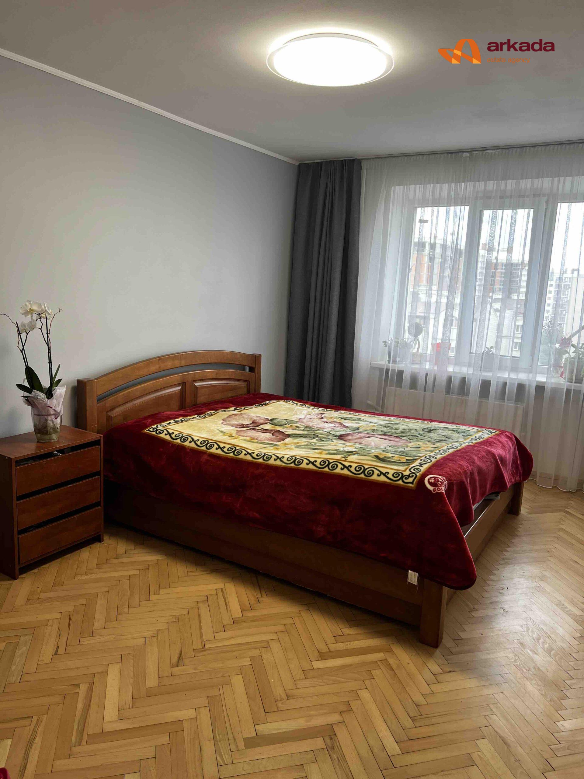 Продається 2-кімнатна квартира, вул. Хоткевича