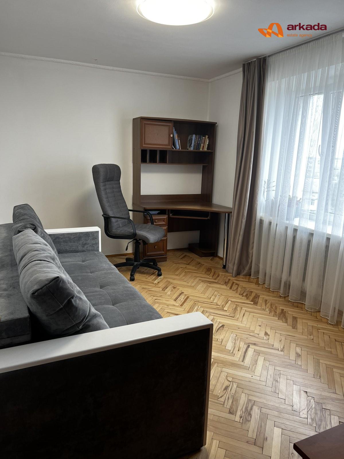 Продається 2-кімнатна квартира, вул. Хоткевича