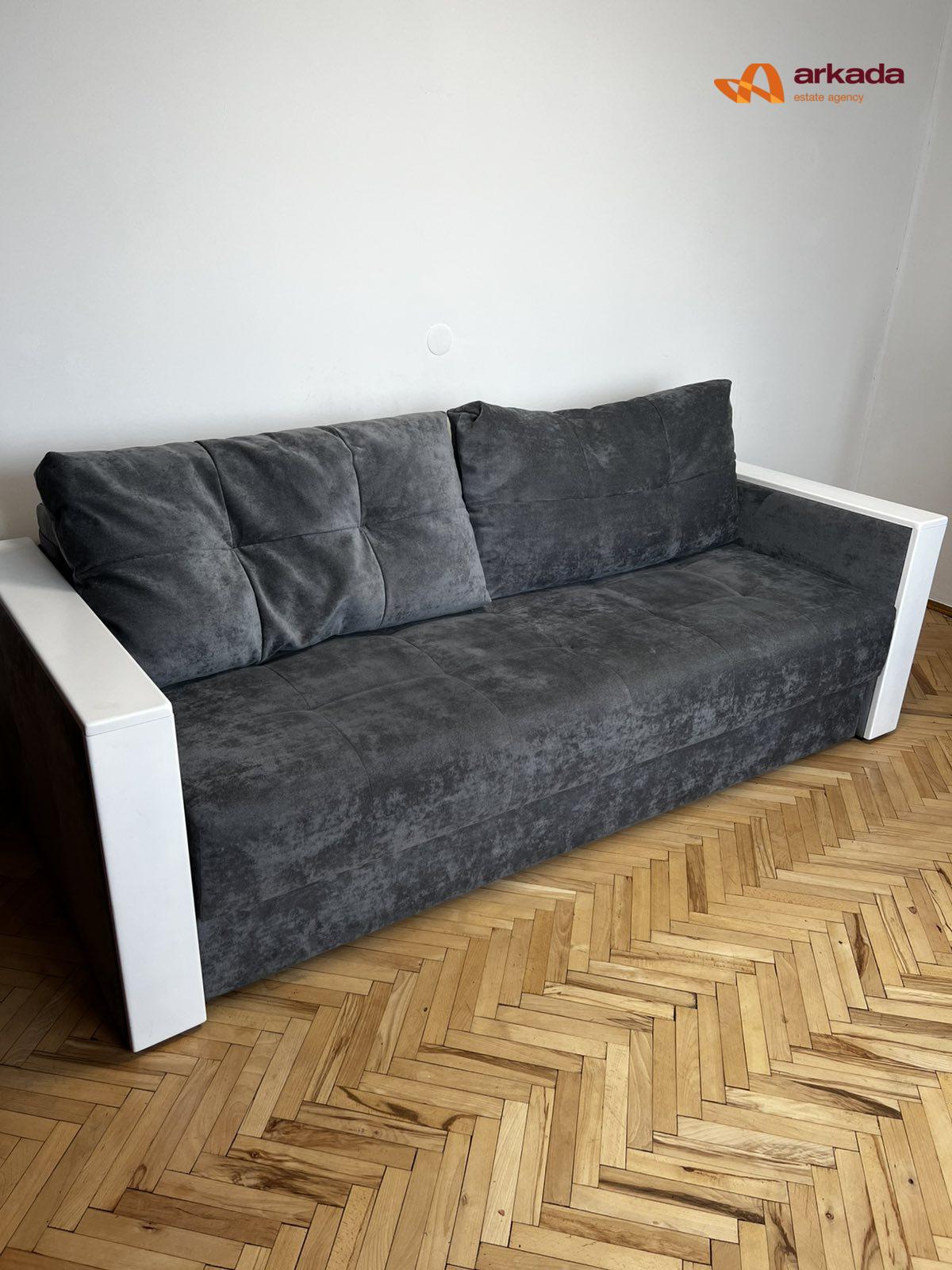 Продається 2-кімнатна квартира, вул. Хоткевича