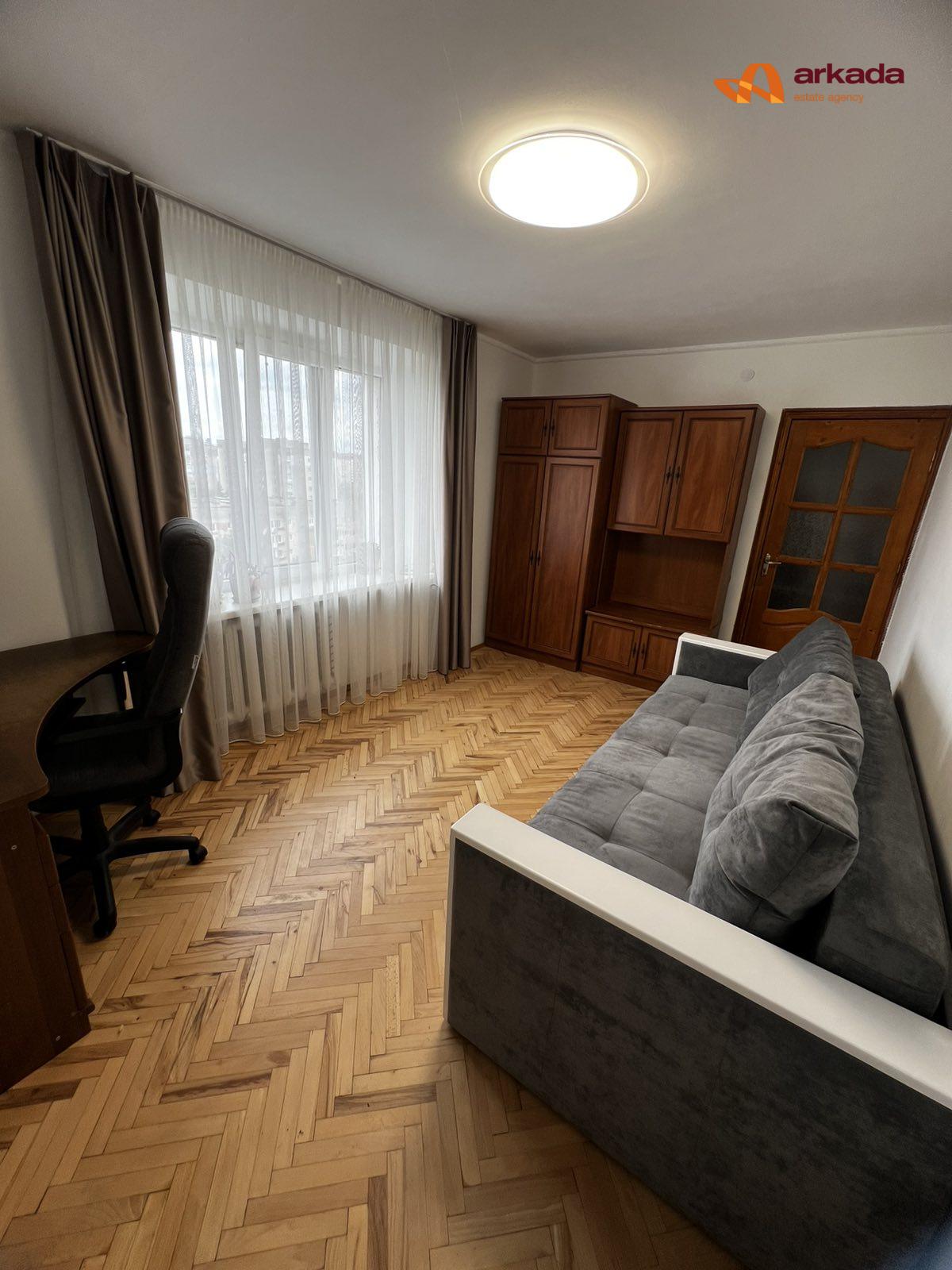 Продається 2-кімнатна квартира, вул. Хоткевича