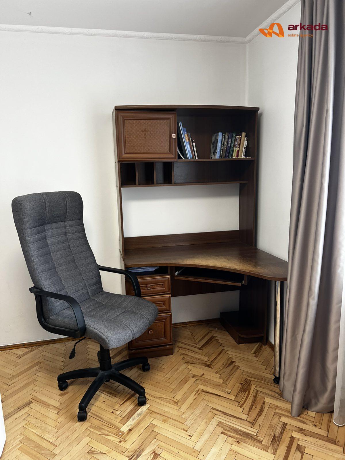 Продається 2-кімнатна квартира, вул. Хоткевича