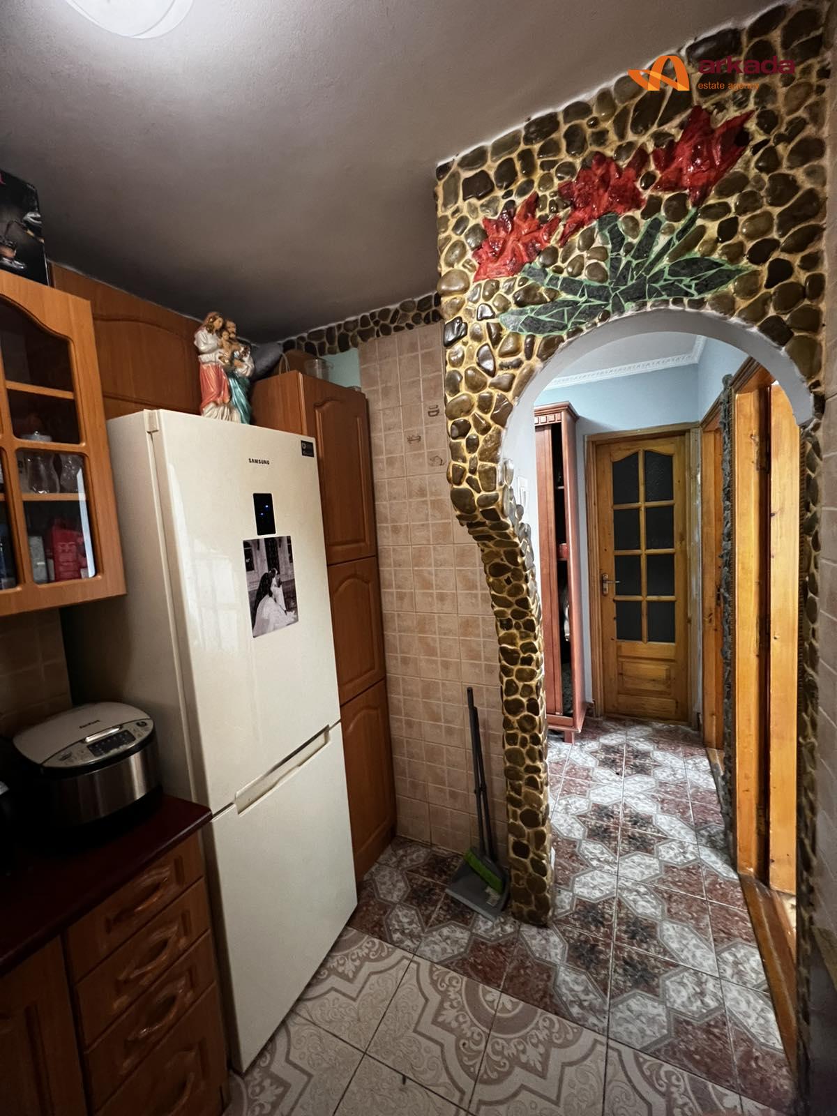 Продається 2-кімнатна квартира, вул. Хоткевича