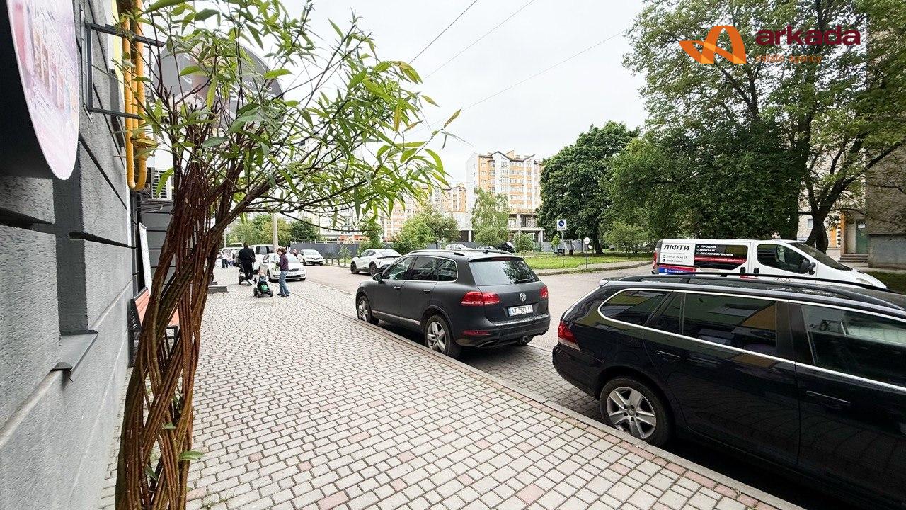 Фасадне комерційне приміщення з якісним ремонтом — інвестиція в стабільність
