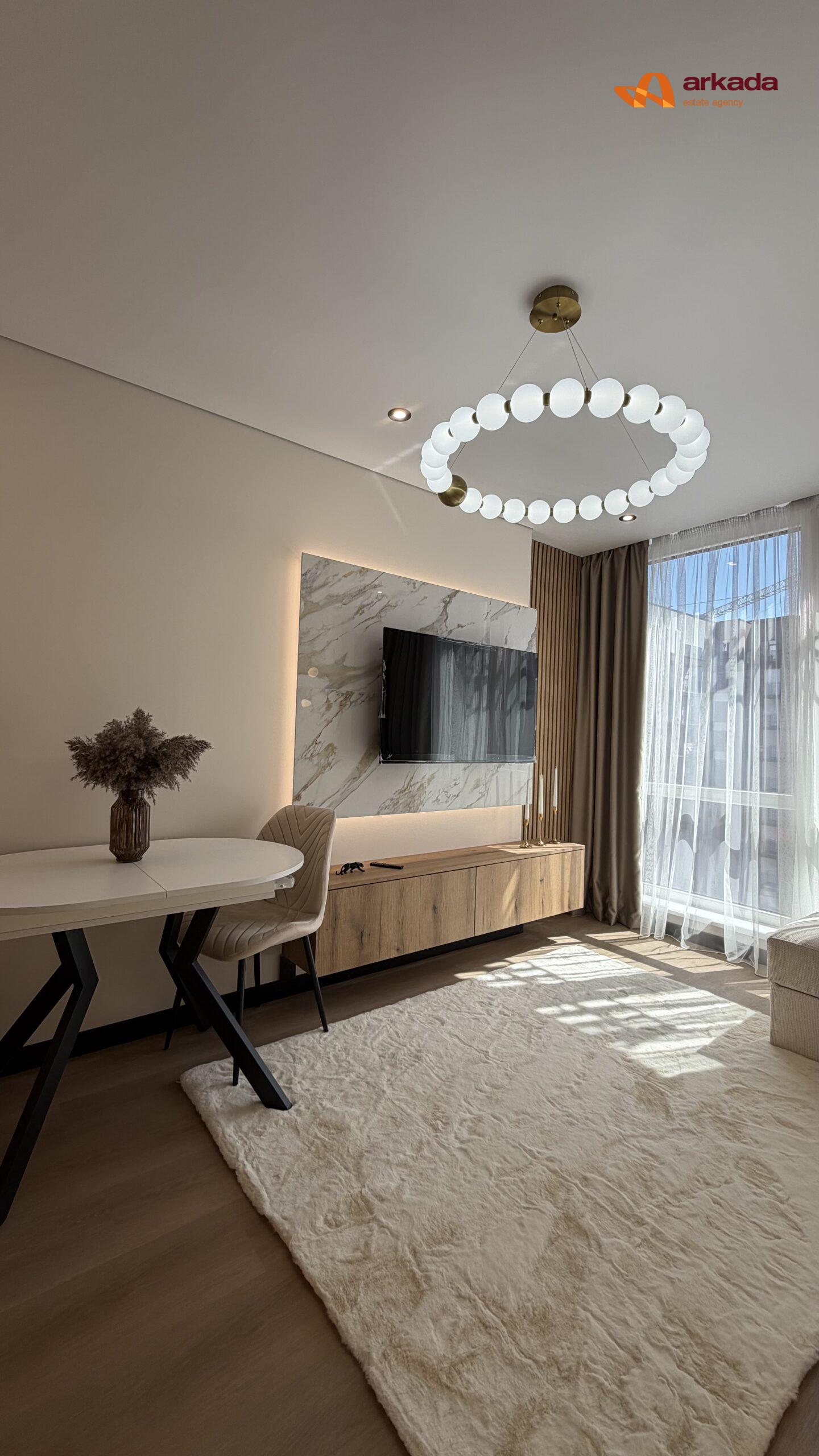 Сучасна 1,5кім Manhattan, біля міського озера