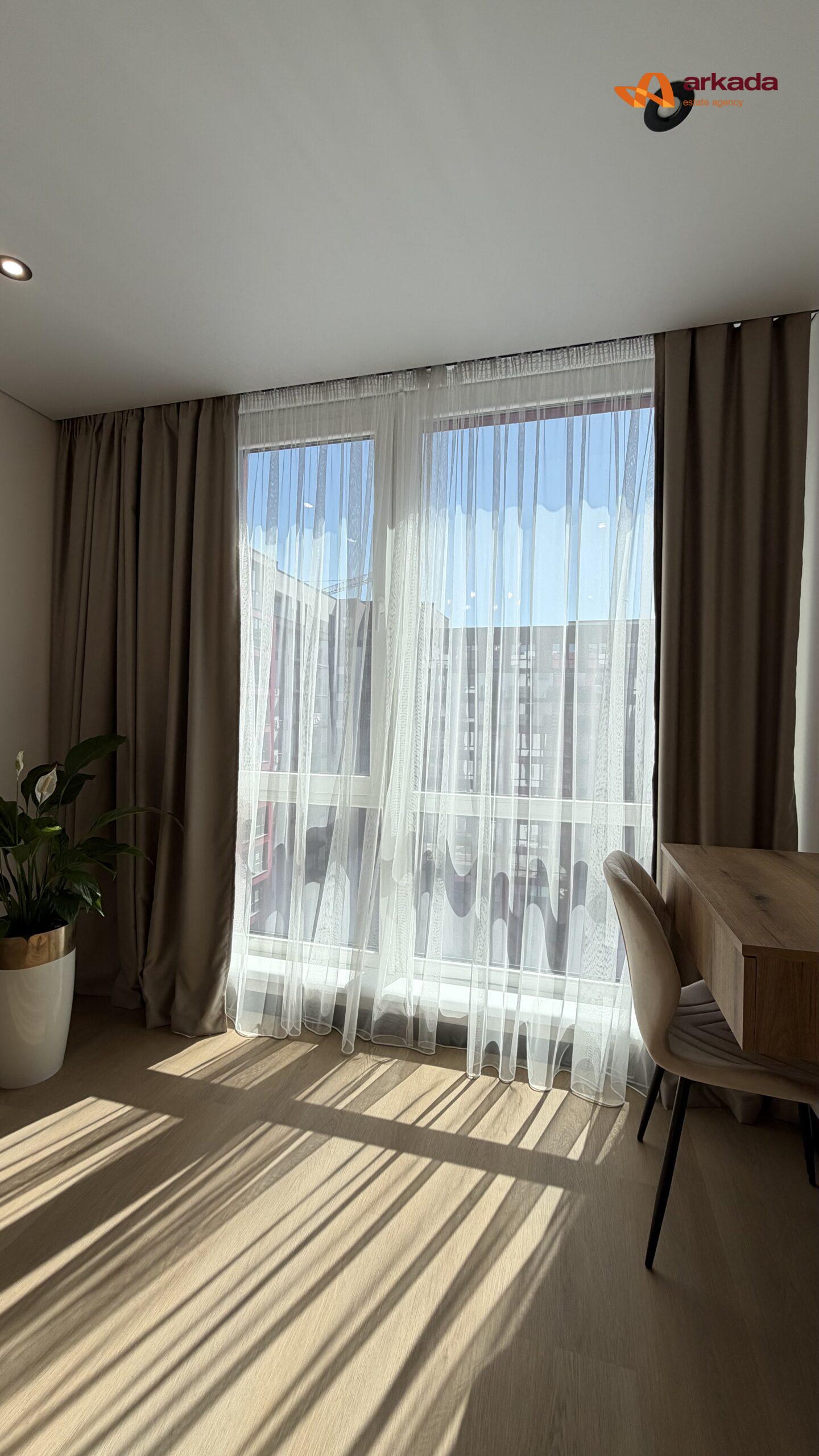 Сучасна 1,5кім Manhattan, біля міського озера