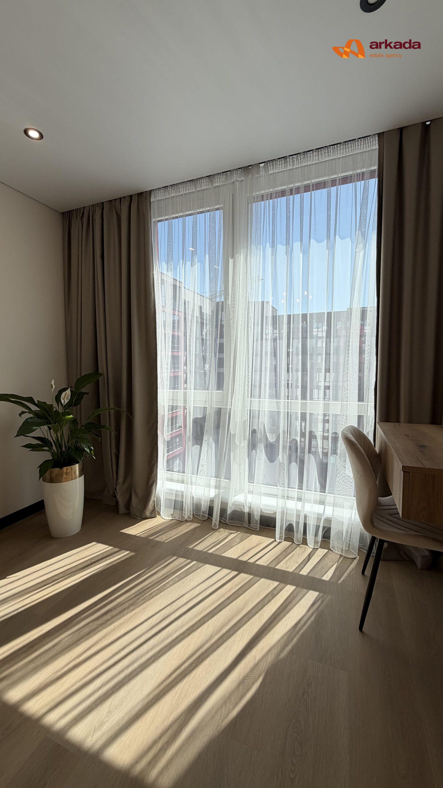 Сучасна 1,5кім Manhattan, біля міського озера