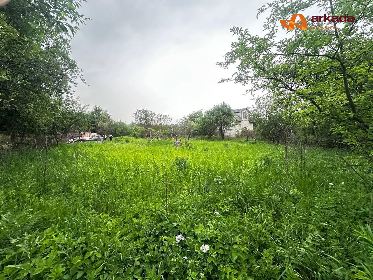 Продам дачний участок в Чернієві.Земельна ділянка правильної форми.