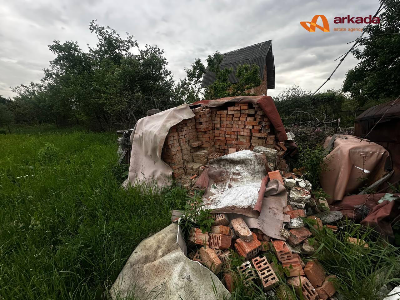 Продам дачний участок в Чернієві.Земельна ділянка правильної форми.