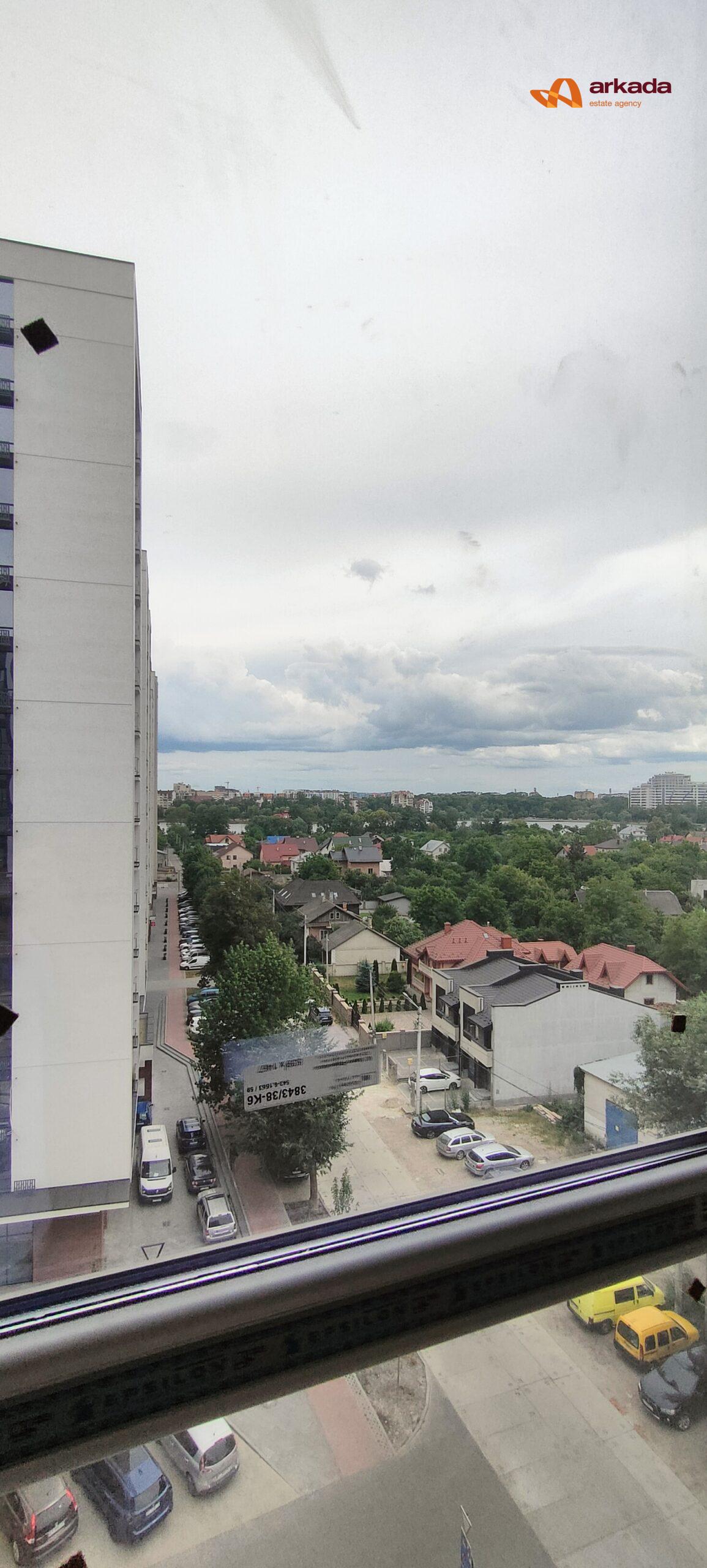 Продаж просторої 3-кімнатної квартири з панорамним видом на міське Озеро