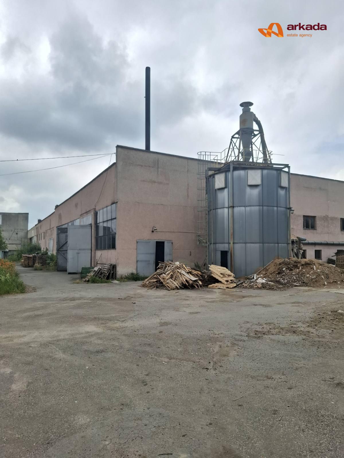 Продаю виробничо-складський комплекс 4070м2 та 1.2 га землі. Поруч дорога Н-10.