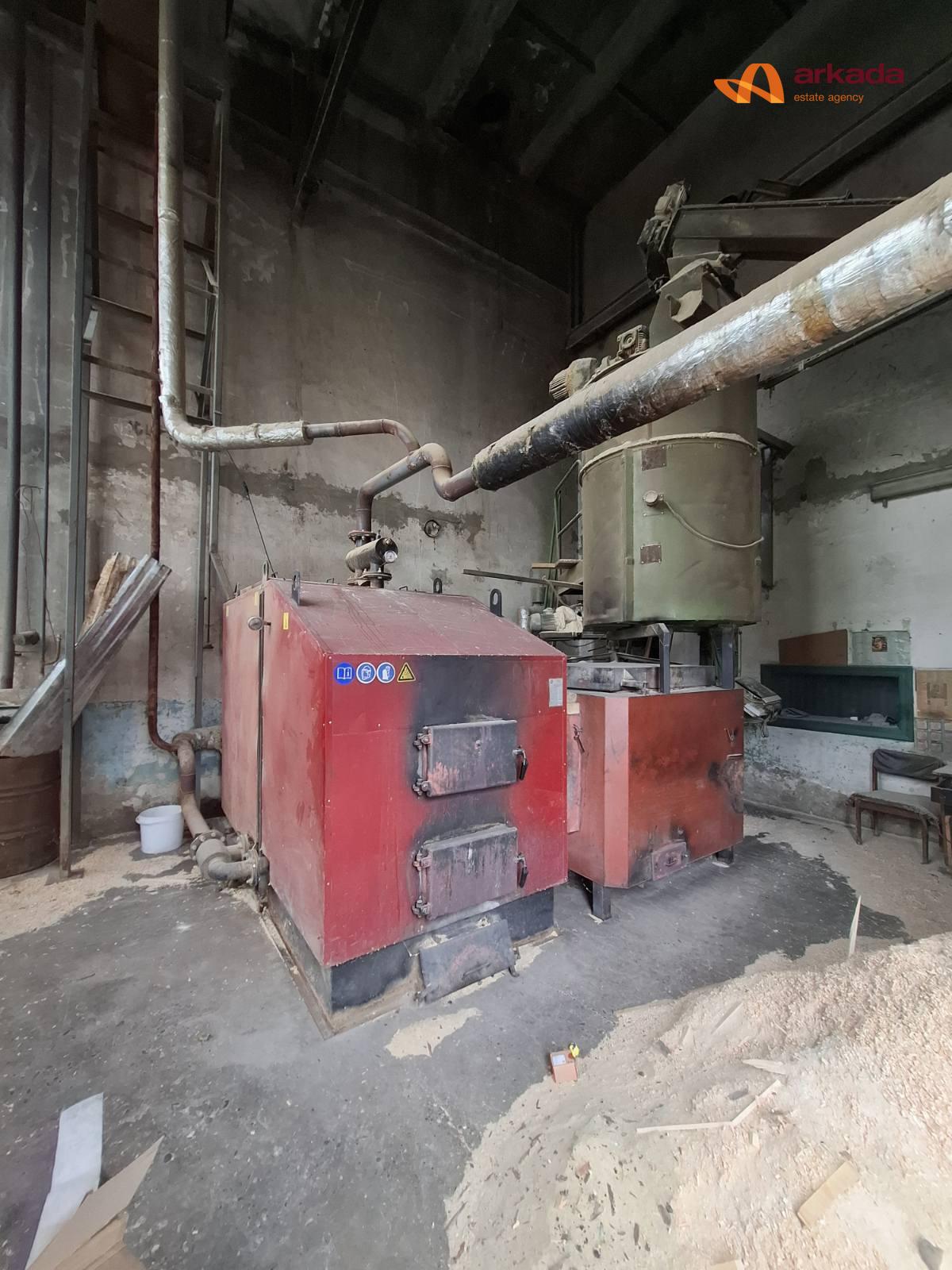 Продаю виробничо-складський комплекс 4070м2 та 1.2 га землі. Поруч дорога Н-10.