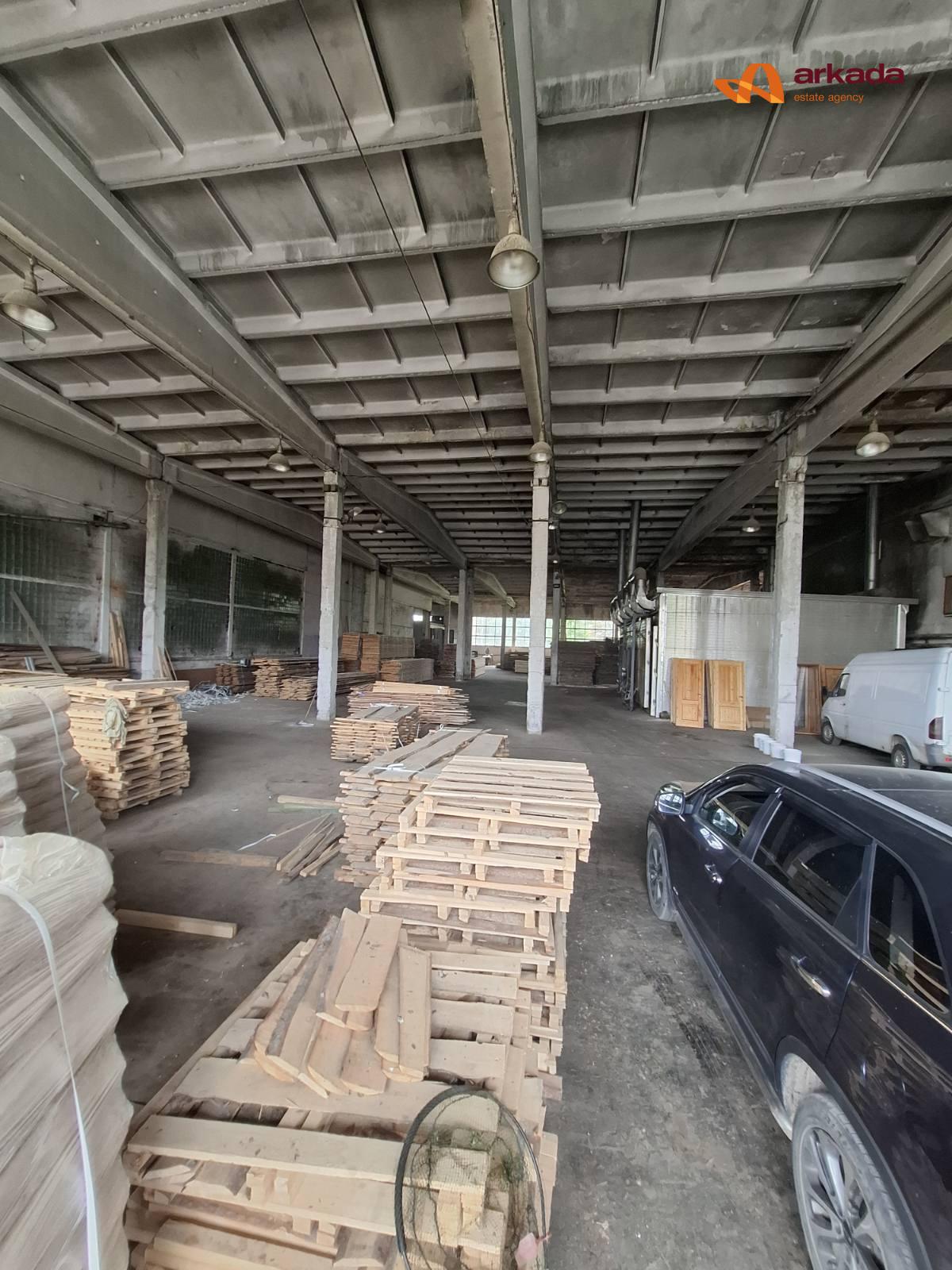 Продаю виробничо-складський комплекс 4070м2 та 1.2 га землі. Поруч дорога Н-10.
